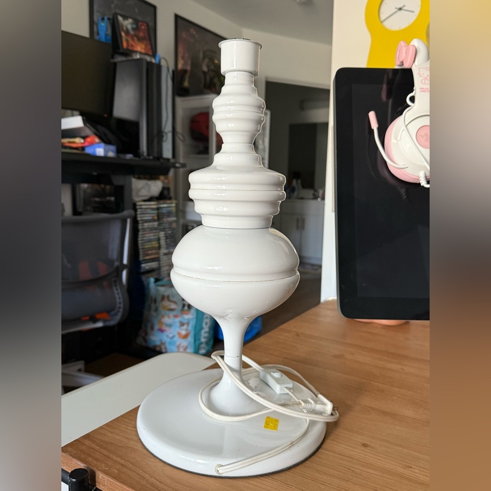 1970s BLANC de CHINE Spool LAMP Midcentury HOLLYWOOD REGENCY MCM